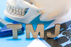 TMJ with skull model